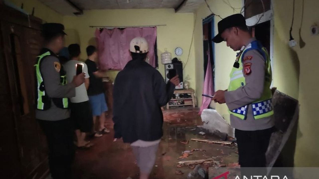 Hujan deras disertai angin kencang melanda Cianjur, Jawa Barat, menyebabkan lima rumah rusak dan warga terdampak harus mengungsi. Simak detail kerusakan dan upaya penanganan oleh BPBD Cianjur.
