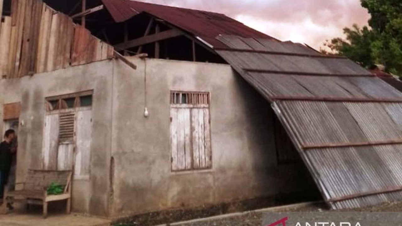 Angin puting beliung menerjang Desa Padang Sikabu, Aceh Barat, menyebabkan dua unit rumah warga rusak parah. BPBD Aceh Barat segera turun tangan melakukan pendataan dan penanganan.