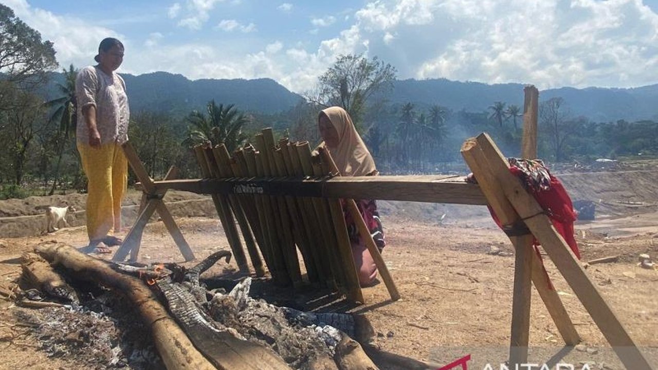 Meski dihantam banjir bandang tahun lalu, warga Desa Pasar Tukka, Tapanuli Tengah, tetap gigih melestarikan Tradisi Lemang Tukka menjelang Idulfitri, menunjukkan semangat ketahanan yang luar biasa.