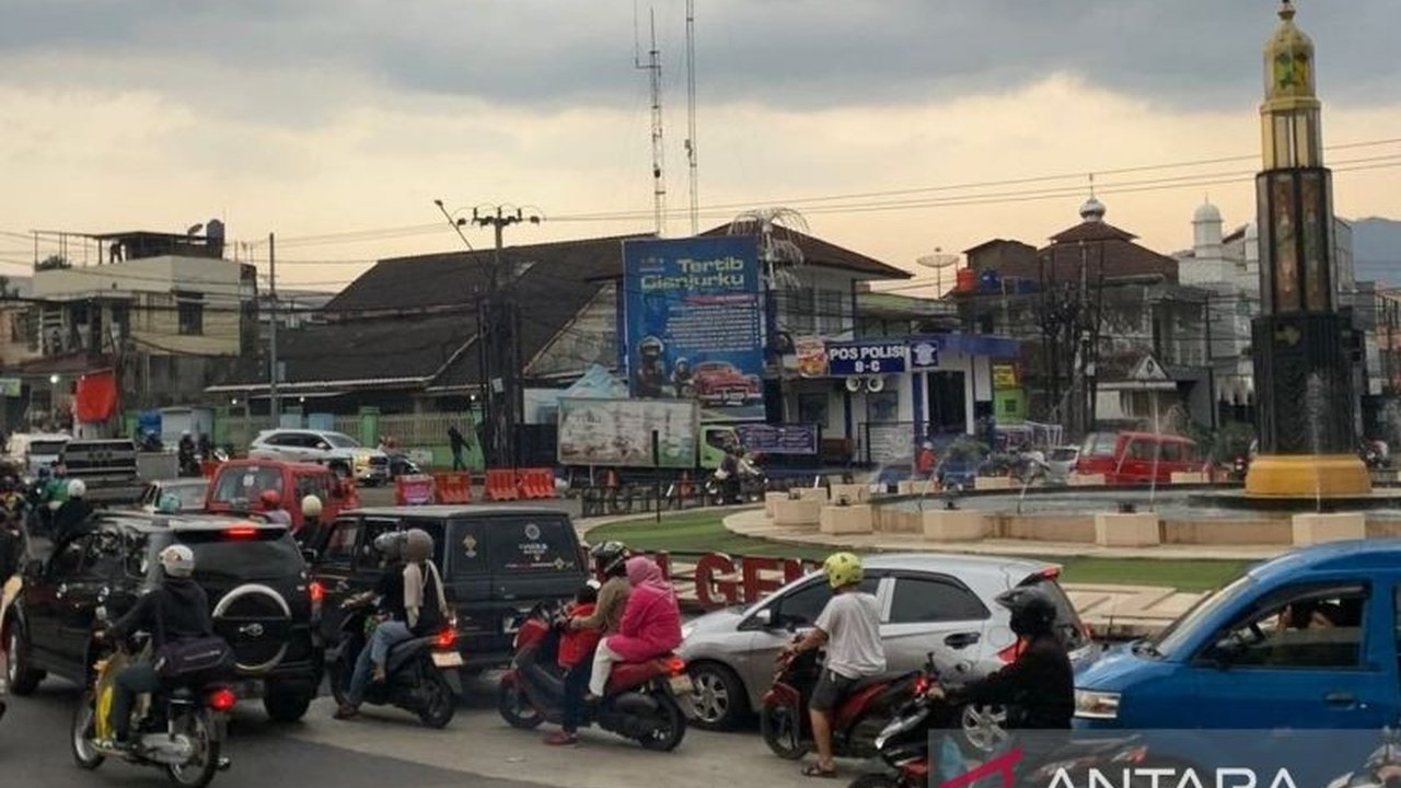 Volume kendaraan di Cianjur masih sangat tinggi pada H-1 Lebaran, didominasi pemudik jarak dekat. Puncak Arus Mudik Cianjur telah terjadi, namun kepadatan tetap memerlukan kewaspadaan ekstra.
