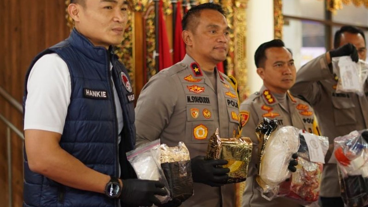 Polrestabes Semarang berhasil amankan 5,3 kg Sabu dari jaringan kurir narkoba yang beroperasi dari Bogor ke Semarang, mengungkap modus operandi memanfaatkan momen arus mudik Lebaran.