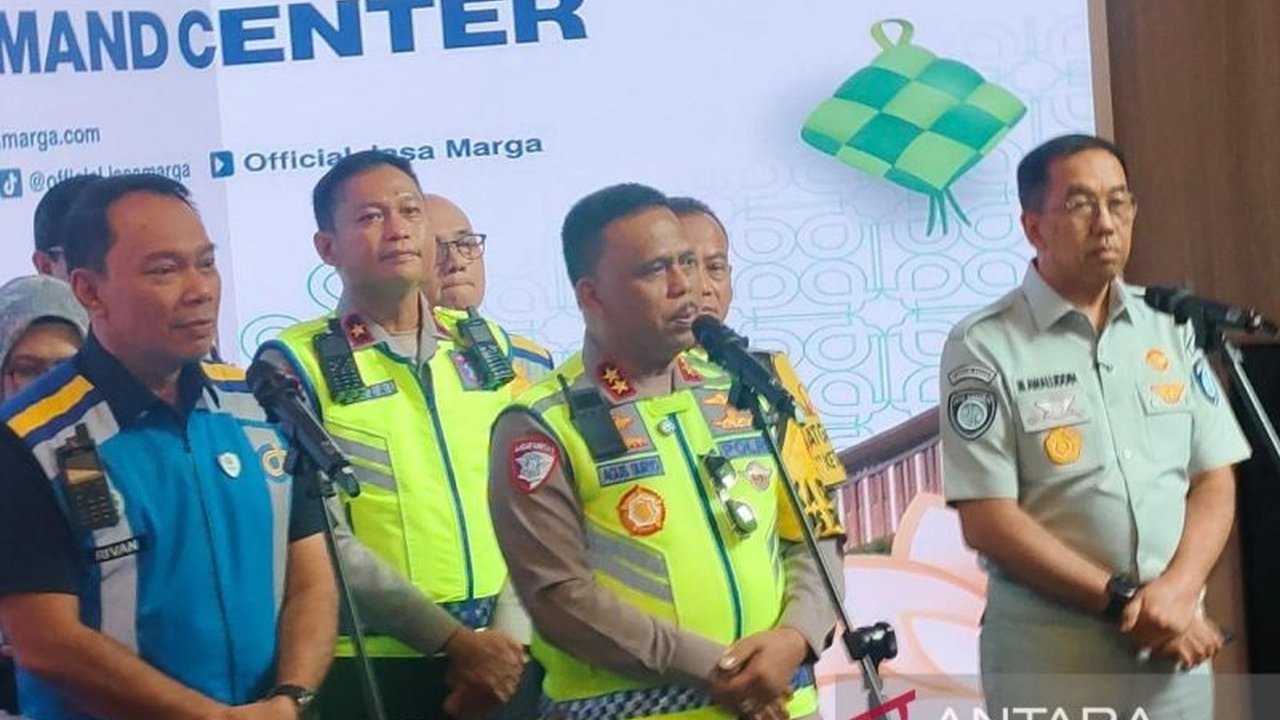 Puncak Arus Mudik Lebaran 2026 mencatat rekor volume kendaraan hingga 270 ribu. Simak strategi Kakorlantas Polri mengelola lalu lintas dan menekan angka kecelakaan secara signifikan.