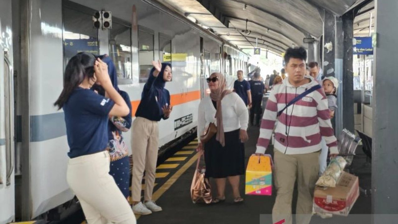 PT KAI Daop 8 Surabaya mencatat 6.424 penumpang menggunakan layanan kereta api di Malang Raya pada H-1 Lebaran 2026. Angka ini menunjukkan mobilitas tinggi masyarakat yang memanfaatkan KAI Layani Penumpang Lebaran Malang Raya untuk mudik, dengan Stasiun M