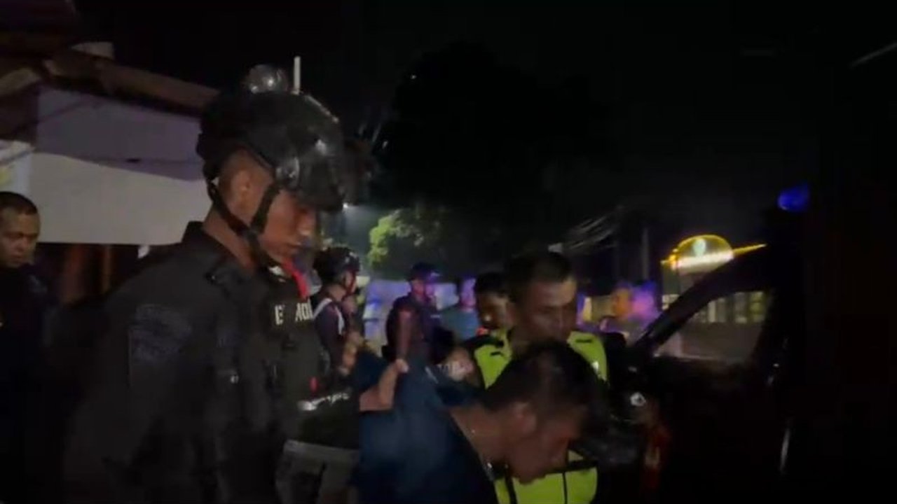 Polres Garut berhasil tangkap pelaku pemalakan sopir angkot di Leles, Garut, setelah merusak kendaraan korban. Pelaku pemalakan sopir angkot Garut ini juga kedapatan membawa obat terlarang, menambah pelanggaran hukum yang dilakukan.