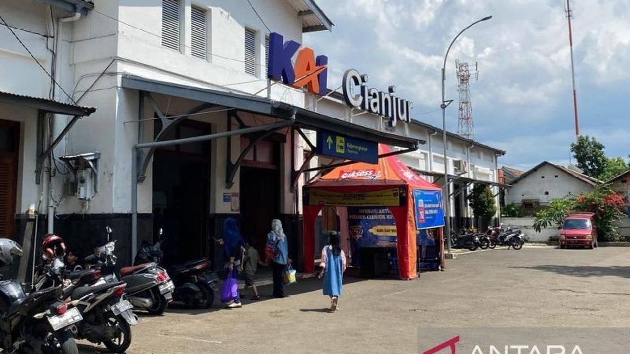 PT KAI melaporkan Puncak Arus Mudik Stasiun Cianjur terjadi pada 15 Maret 2026 dengan 1.282 penumpang berangkat. Pelayanan optimal disiapkan hingga H+2 Lebaran 2026 untuk mengantisipasi lonjakan penumpang.
