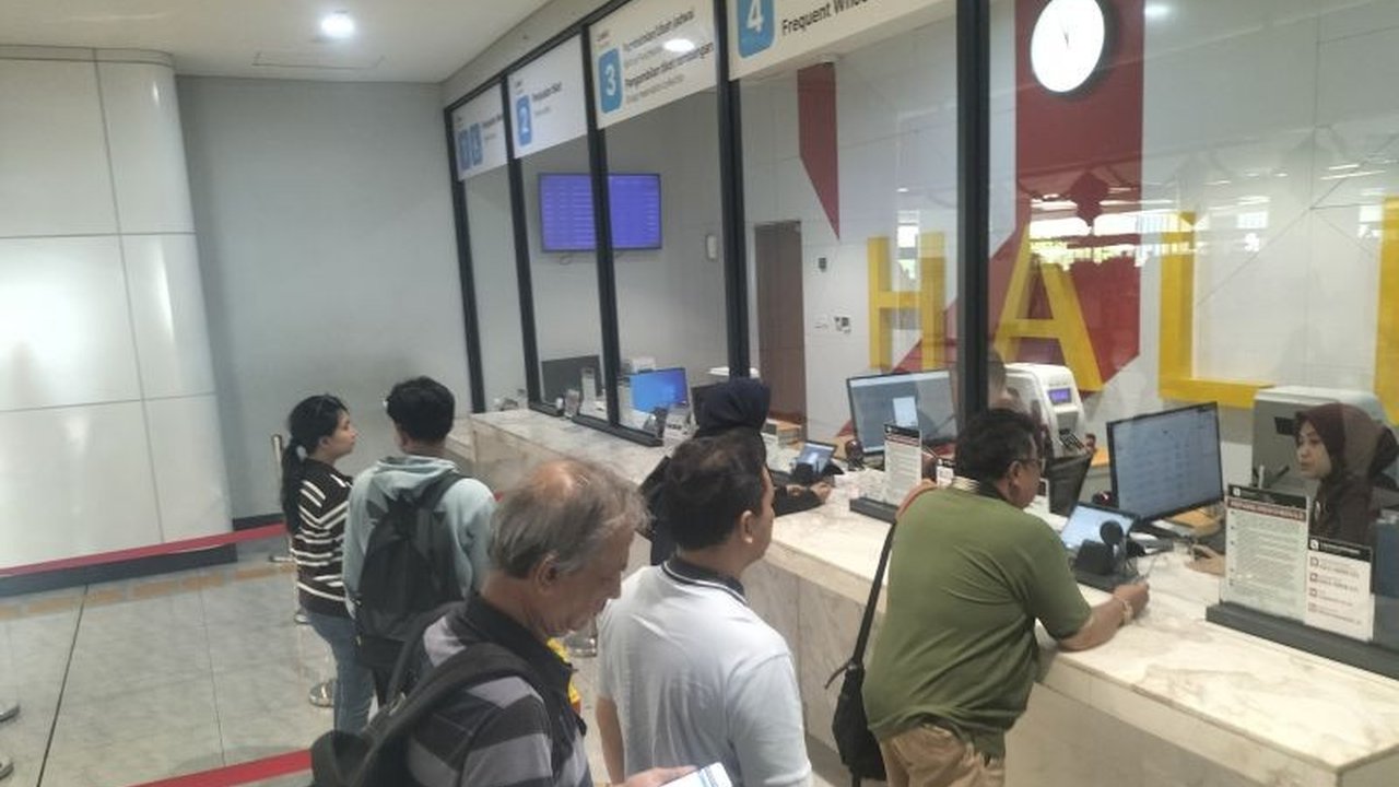 Penjualan Tiket Whoosh Lebaran 2026 melonjak signifikan hingga 145 ribu, menandakan tingginya minat masyarakat. KCIC siapkan langkah antisipasi untuk kenyamanan penumpang.