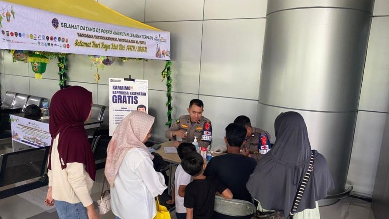 Polda Sulteng melalui Sub Satgas Dokkes Operasi Ketupat Tinombala 2026 memberikan pemeriksaan kesehatan gratis bagi pemudik, memastikan perjalanan Lebaran 2026 aman dan nyaman.