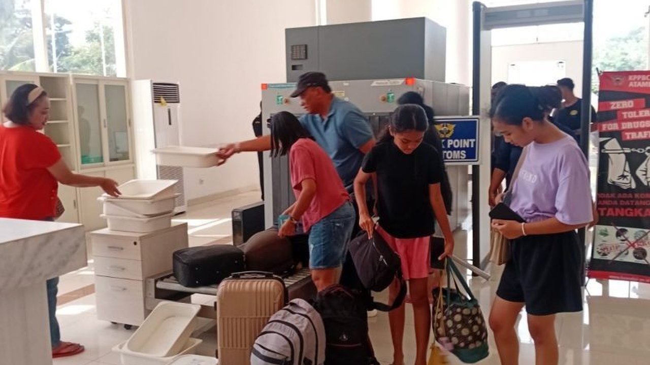 Pos Lintas Batas Negara (PLBN) Wini di Nusa Tenggara Timur mencatat peningkatan aktivitas pelintas batas jelang Idul Fitri 1447 H/2026, dengan dominasi kedatangan, serta kesiapsiagaan antisipasi lonjakan. Ketahui detail pergerakan dan langkah antisipasi P