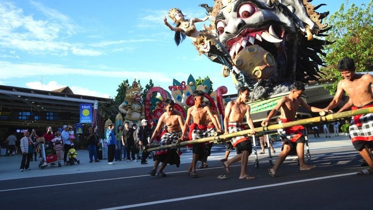 Setelah 24 jam hening, Bandara Ngurah Rai Bali kembali membuka operasionalnya pada Jumat, 20 Maret 2026, melayani ratusan penerbangan domestik dan internasional.