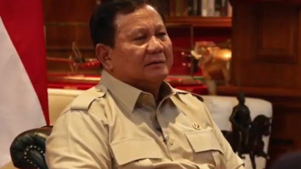 Presiden Prabowo Subianto membeberkan Kebiasaan Prabowo Pantau Berita Dunia hingga dini hari, menekankan pentingnya respons cepat Indonesia terhadap dinamika global yang berlangsung cepat.