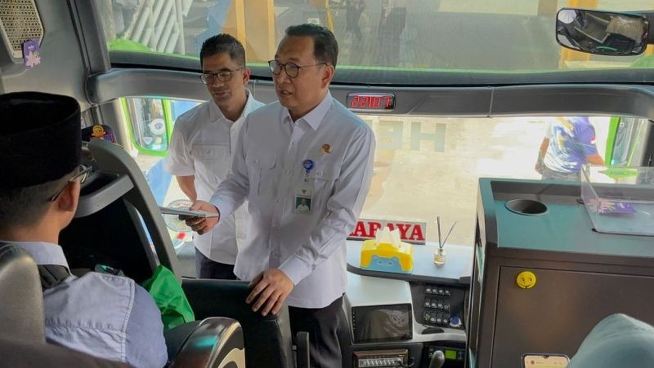 Sekjen Kemenhub memastikan kelayakan bus Lebaran di Terminal Purabaya melalui ramp check menyeluruh, menjamin keamanan dan kenyamanan pemudik di tengah persiapan arus balik Lebaran.