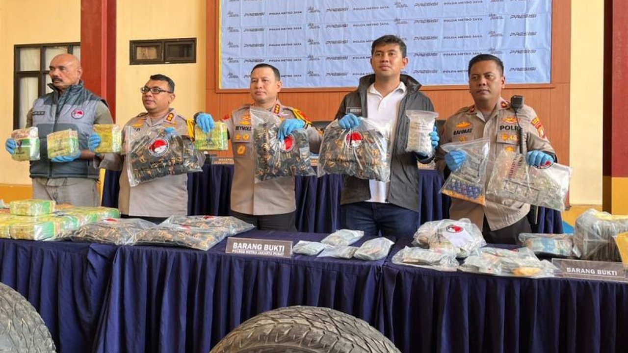 Polres Metro Jakarta Pusat berhasil membongkar kasus peredaran narkotika jaringan Medan-Jakarta dengan menyita 26,7 kg sabu dan ratusan cartridge rokok elektrik berisi narkotika, menunjukkan adaptasi kejahatan di tengah Operasi Ketupat Jaya 2026.