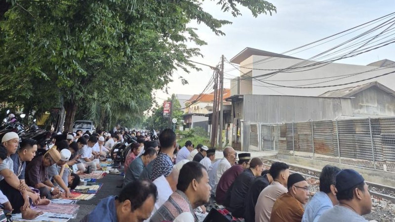 Jamaah Muhammadiyah Surabaya menggelar Shalat Idul Fitri 1447 Hijriah secara khidmat di berbagai lokasi, termasuk di jalan raya, menunjukkan toleransi di tengah perbedaan penetapan hari raya.