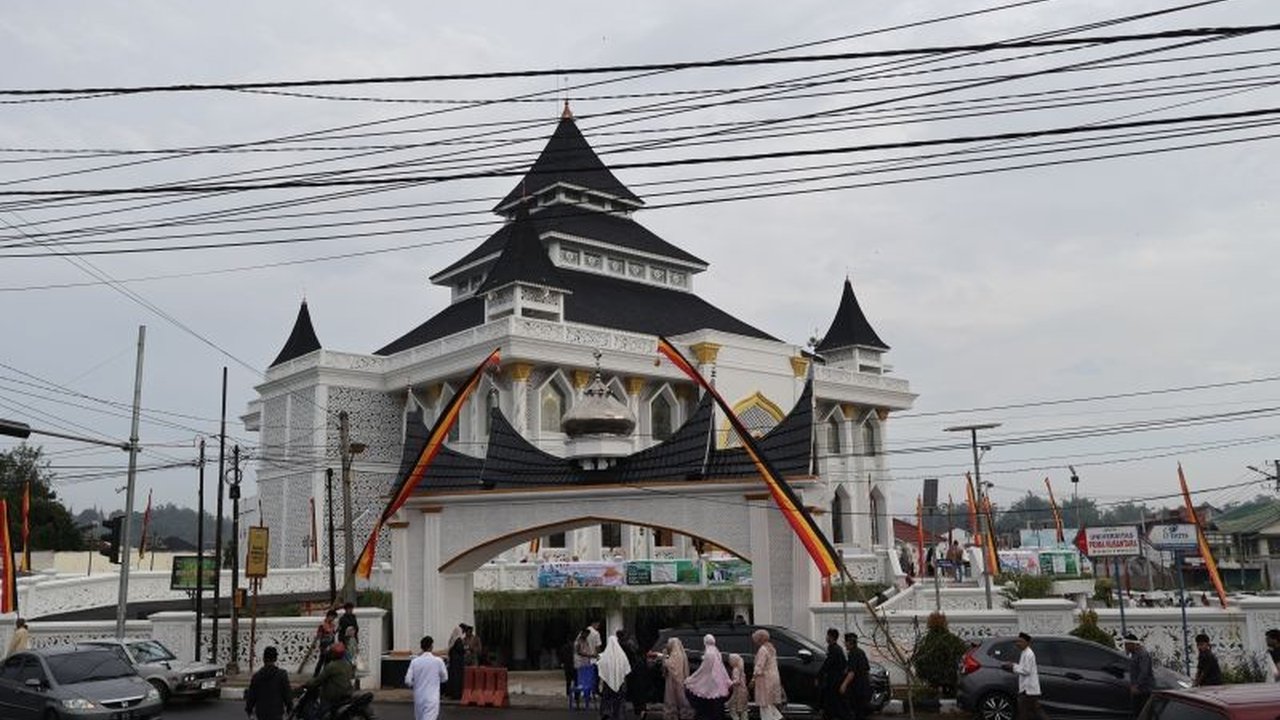Sebagian masyarakat di Kota Bukittinggi telah melaksanakan shalat Idul Fitri 1447 Hijriah pada Jumat (20/3), mendahului jadwal resmi pemerintah daerah, menjadikan Perayaan Idul Fitri Bukittinggi ini menarik perhatian.