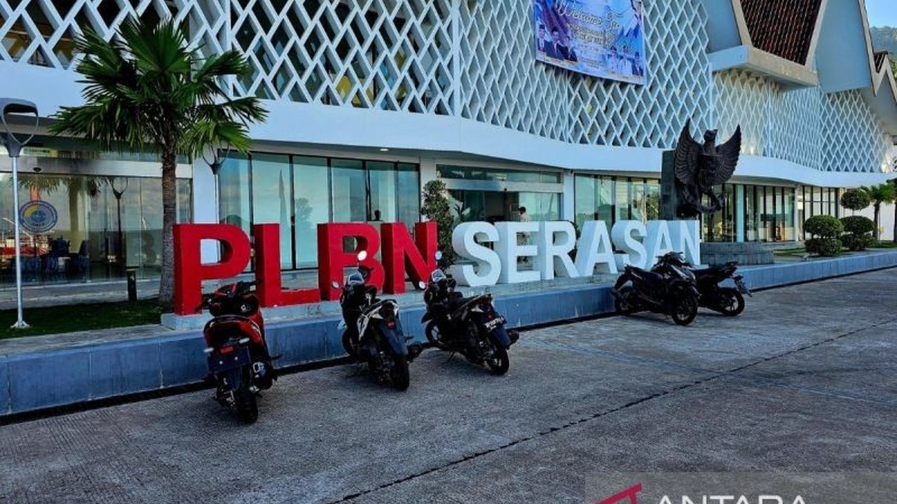 Badan Nasional Pengelola Perbatasan (BNPP) mencatat total transaksi ekspor impor melalui PLBN Serasan Natuna mencapai Rp3,2 miliar pada periode Januari-Oktober tahun ini, menunjukkan aktivitas perdagangan yang signifikan.