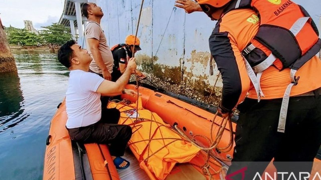 Tim SAR gabungan, termasuk Polda Maluku dan Polresta Pulau Ambon, berhasil melakukan evakuasi jasad seorang wanita muda dari bawah Jembatan Merah Putih (JMP) Ambon, Jumat dini hari, setelah diduga melompat.