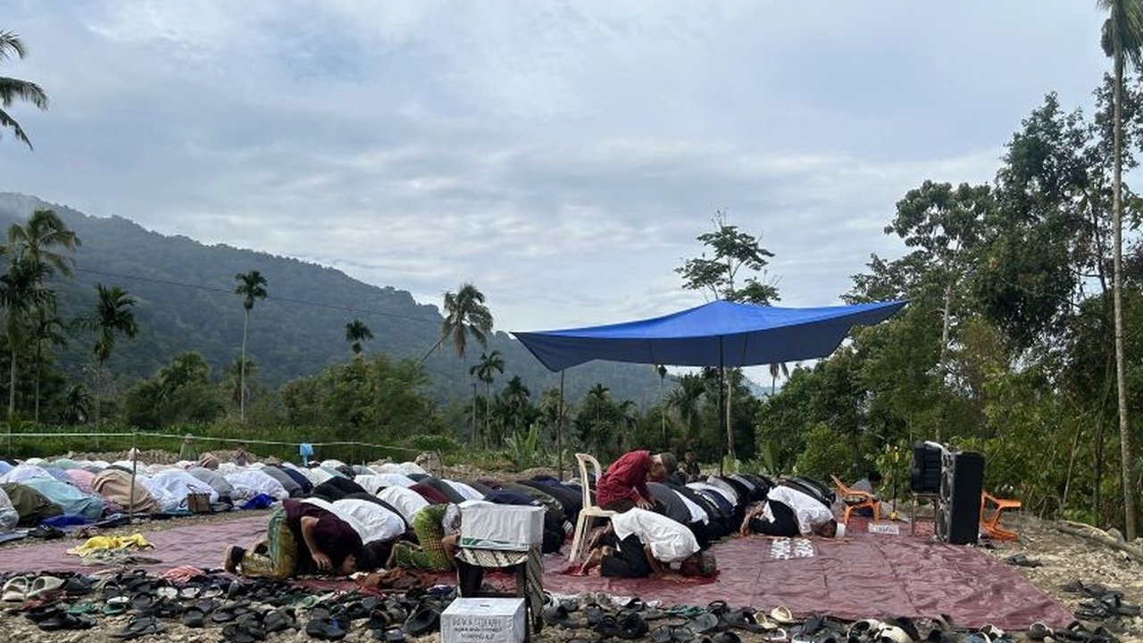 Momen Idul Fitri 1447 Hijriah di Agam menjadi ajang bagi korban bencana untuk mengusir kesedihan. Khatib menyerukan syukur dan kebersamaan di tengah tantangan Lebaran Korban Bencana Agam.