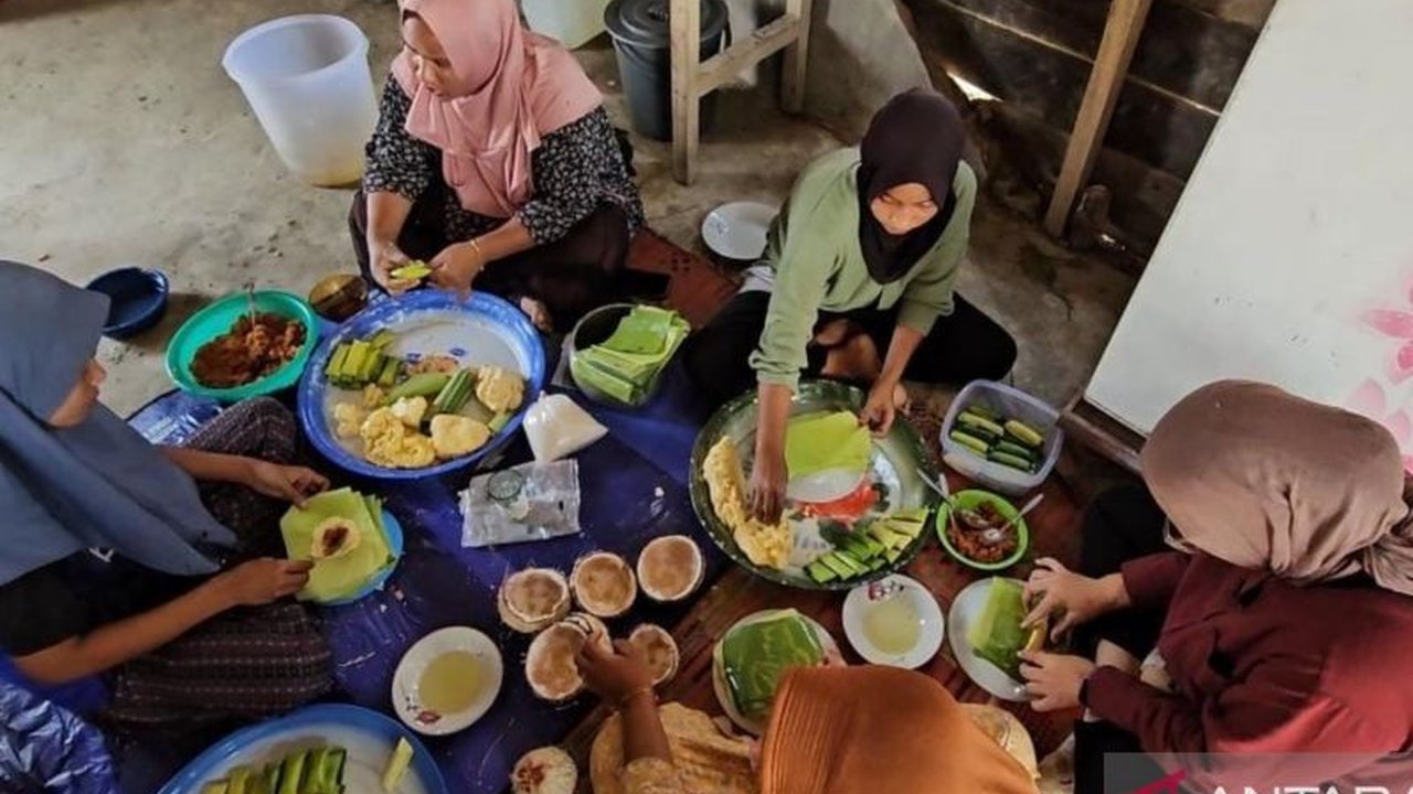 Di tengah keterbatasan pasca-bencana, penyintas banjir Aceh Timur di Desa Sijudo menemukan kembali semangat kebersamaan dengan tradisi membuat kue Lebaran khas, menjaga tali persaudaraan yang erat.