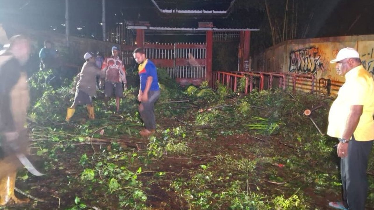Pemerintah Kota Jayapura meminta masyarakat setempat meningkatkan Waspada Bencana Jayapura akibat cuaca ekstrem yang melanda, menyusul insiden longsor dan pohon tumbang.