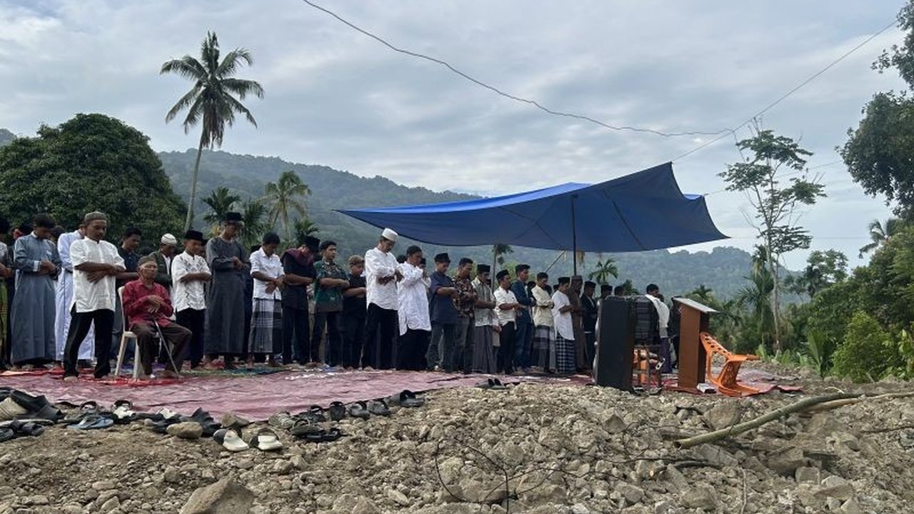 Ratusan warga Agam menunjukkan ketangguhan luar biasa dengan melaksanakan Shalat Idul Fitri di lapangan terbuka, usai masjid mereka hancur diterjang galodo. Simak kisah inspiratif Shalat Idul Fitri Agam pasca galodo ini.