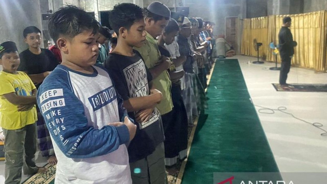 Warga Hutanabolon, Tapanuli Tengah, menunjukkan semangat Tarawih yang luar biasa di penghujung Ramadhan 2026, bahkan setelah diterpa banjir bandang, menandakan peningkatan spiritualitas pasca-musibah.