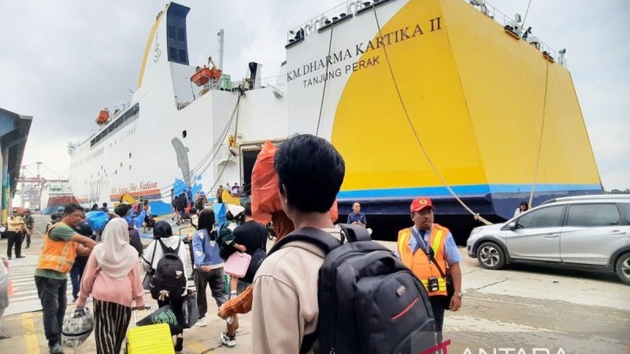 PT Dharma Lautan Utama (DLU) Banjarmasin berhasil menuntaskan pelayanan arus mudik Lebaran tahun ini, mengantarkan ribuan pemudik dengan aman dan lancar dari Pelabuhan Trisakti ke Surabaya, Jawa Timur.