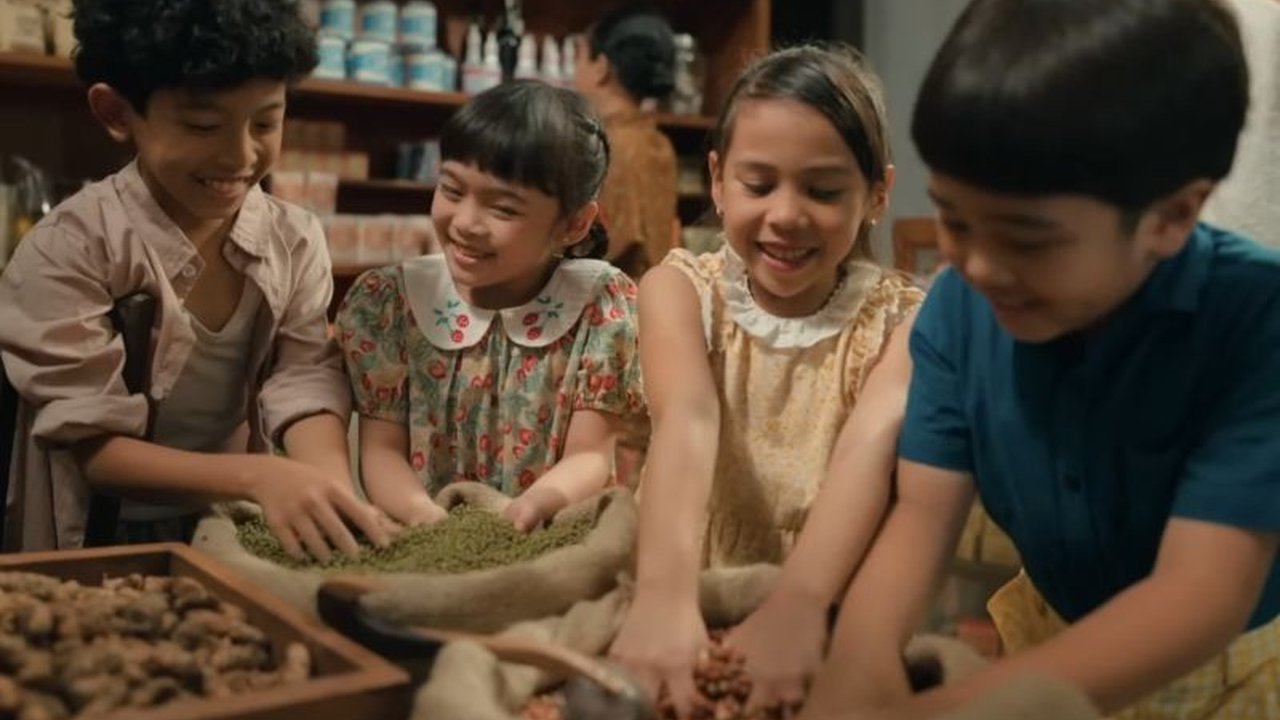 Film 'Na Willa' mengajak penonton kembali ke masa kanak-kanak sederhana di Surabaya tahun 1960-an, menghadirkan kisah hangat penuh makna dan kejujuran.