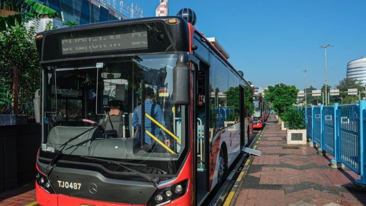 PT Transportasi Jakarta melakukan perubahan titik henti rute layanan SH2 Blok M-Soetta mulai 23 Maret, memastikan mobilitas masyarakat menuju Bandara Soekarno-Hatta tetap aman, nyaman, dan terjangkau.