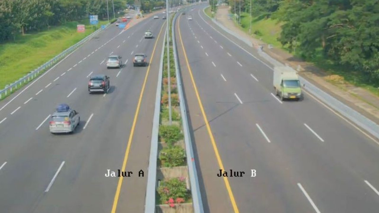 Rekayasa lalu lintas one way di ruas Tol Cipali resmi dihentikan pada H-1 Lebaran, membuat jalur kembali normal dua arah. Simak detail penghentian one way dan contraflow di Tol Jakarta-Cikampek.