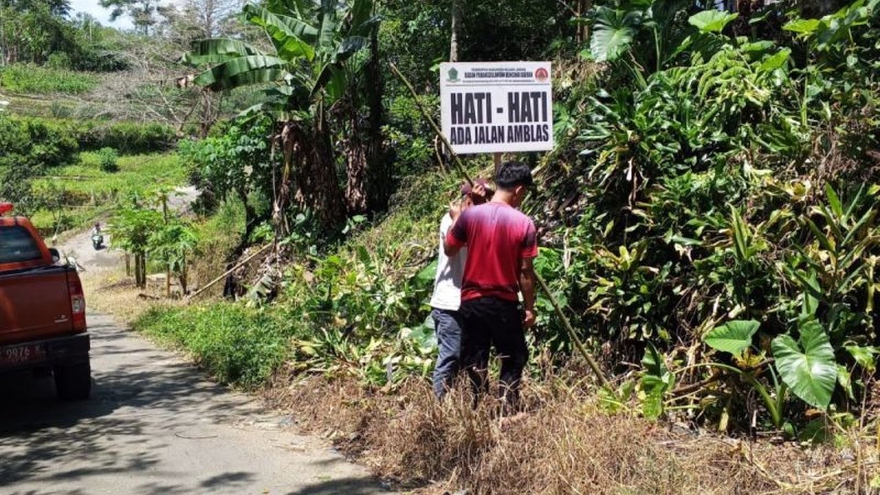 BPBD Rejang Lebong mengimbau masyarakat di 15 kecamatan untuk meningkatkan kewaspadaan terhadap dampak cuaca ekstrem yang tidak menentu, menyusul insiden pohon tumbang dan jalan amblas.