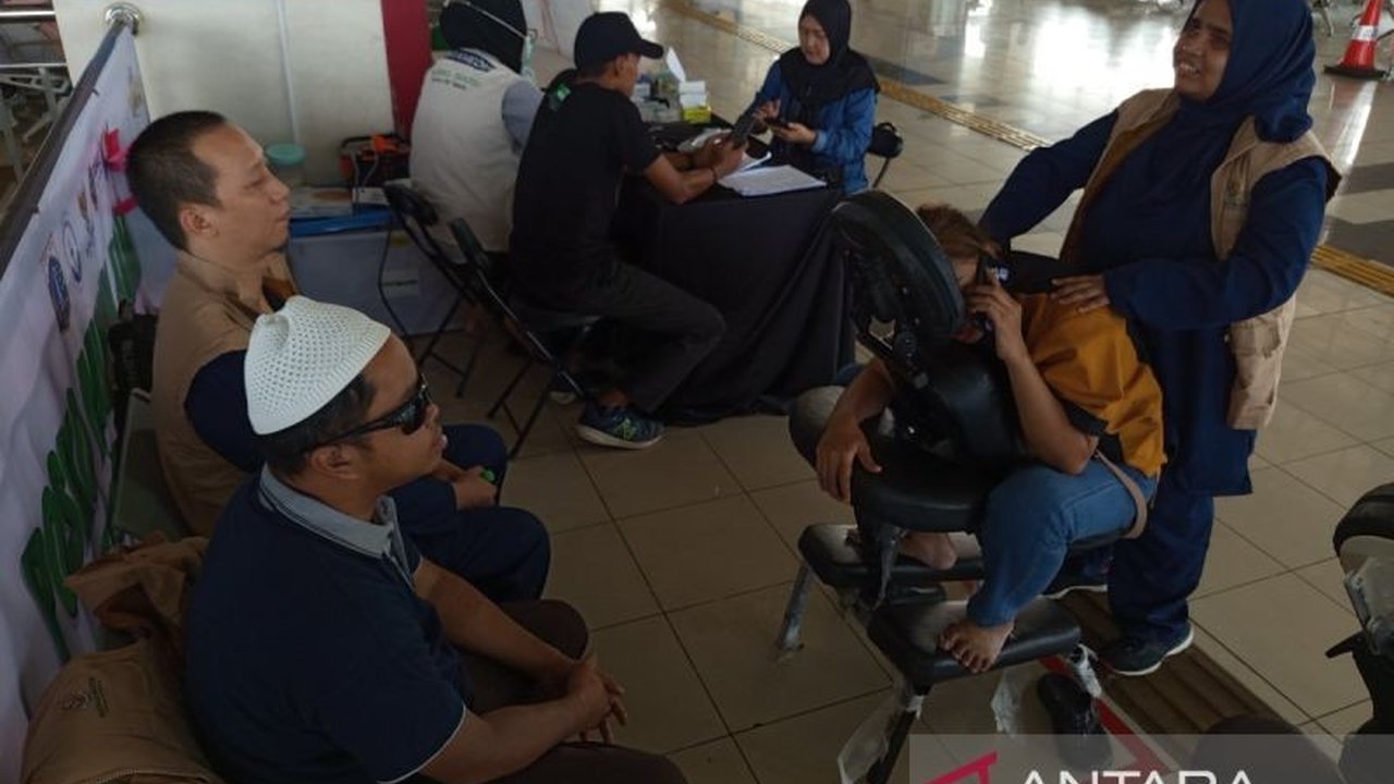 Para terapis tunanetra berbagi kebahagiaan dengan melayani pemudik di Terminal Terpadu Pulo Gebang (TTPG) melalui program pijat gratis Baznas. Layanan ini bertujuan membantu pemudik tetap bugar hingga kampung halaman, memberikan kenyamanan di tengah arus.