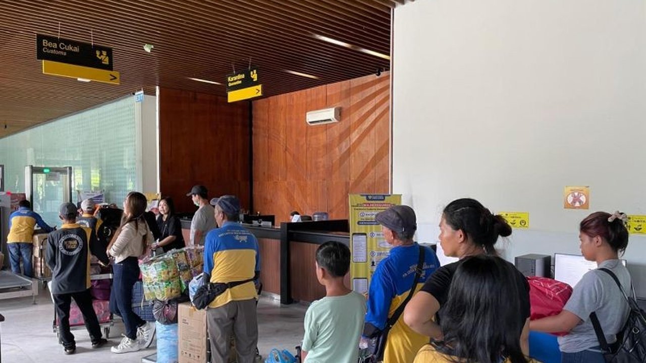 Pos Lintas Batas Negara (PLBN) Aruk di Kalimantan Barat mengalami lonjakan signifikan pelintas dari Malaysia menjelang Lebaran 2026, dengan 1.510 orang masuk pada H-2 Idul Fitri 1447 Hijriah, menunjukkan kesiapan layanan perbatasan.