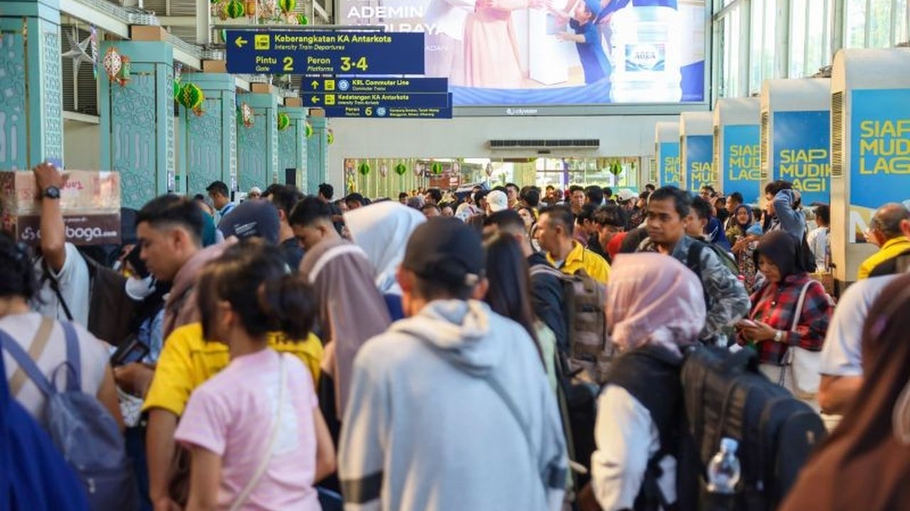 Menjelang Lebaran 2026, puluhan ribu penumpang kereta api memadati stasiun di Jakarta. Simak detail lonjakan Arus Mudik Lebaran 2026 dan ketersediaan tiket untuk perjalanan Anda.