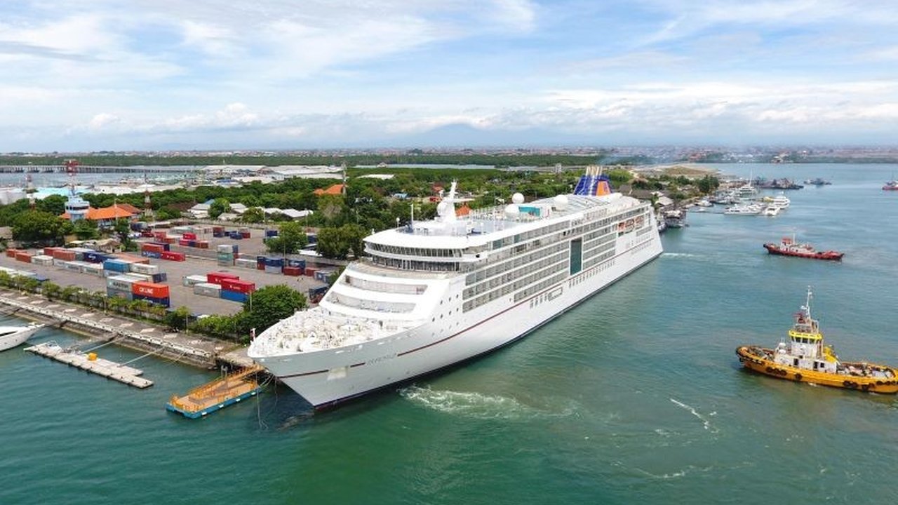 Pelabuhan Benoa di Denpasar, Bali, kembali beroperasi penuh setelah Hari Raya Nyepi, melayani kedatangan kapal pesiar MS Volendam dan bersiap menghadapi puncak arus mudik Lebaran 2026.