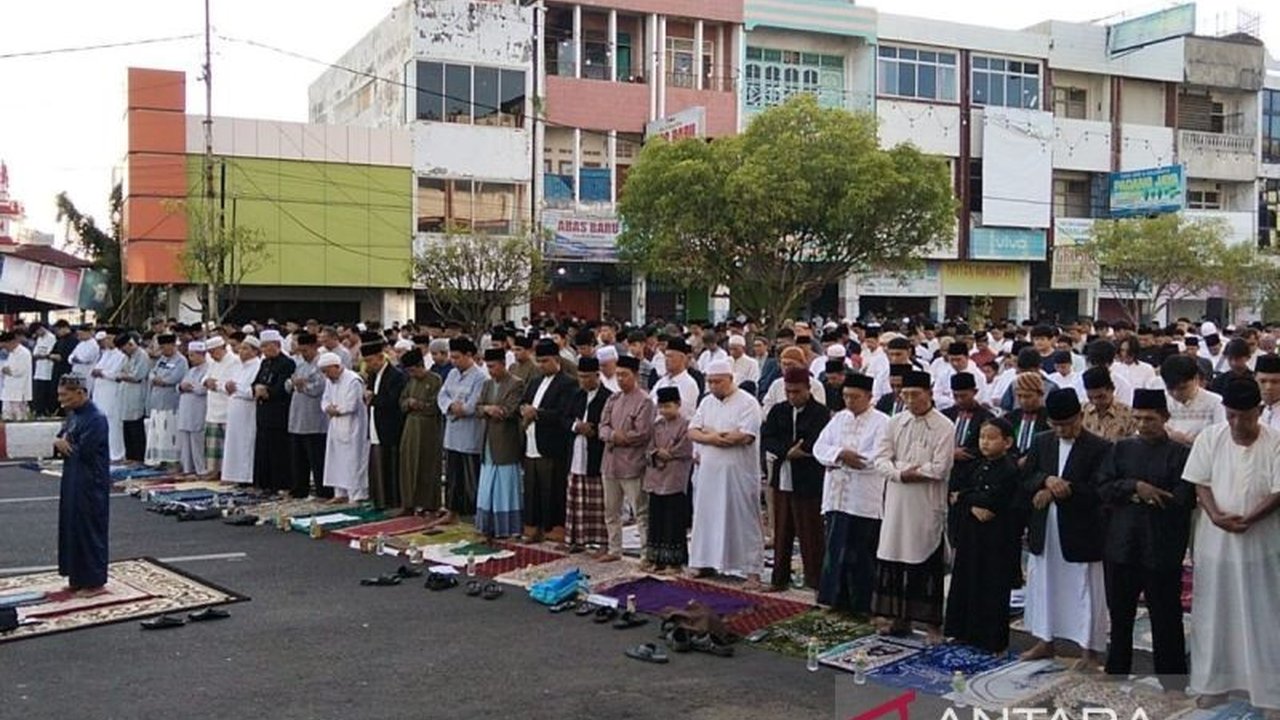 Dalam khutbah Idul Fitri 1447 H di Bengkulu, Khatib Hernedy Ma'ruf ajak umat Islam jauhi praktik korupsi, sebut sebagai syirik modern yang merusak sendi kehidupan dan nilai kejujuran.
