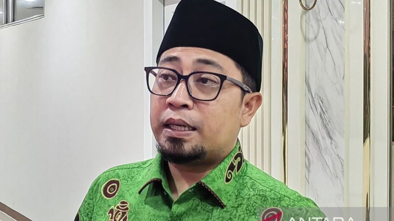 Anggota Komisi II DPR RI Muhammad Khozin menilai usulan penambahan gaji kepala daerah dari PAD bukan solusi ideal untuk mencegah korupsi, melainkan sistem antikorupsi yang kuat.
