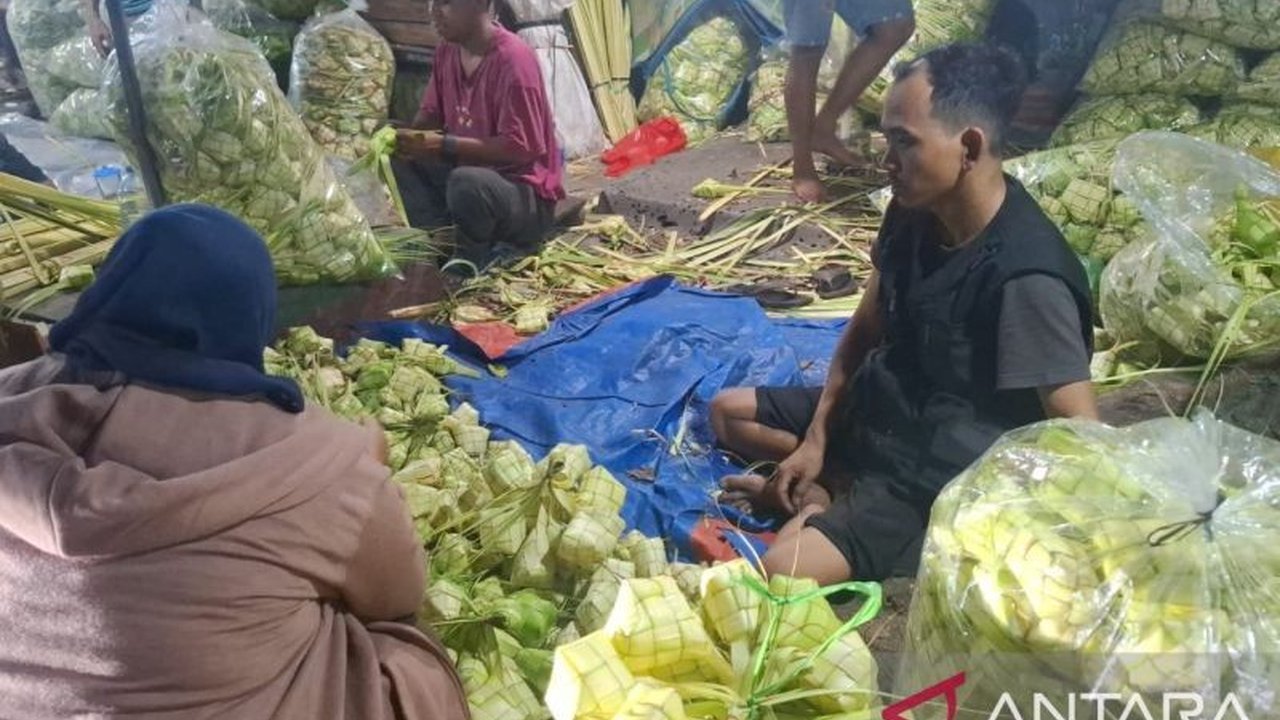 Menjelang Idul Fitri 1447 H, Pedagang Kulit Ketupat Palmerah kewalahan memenuhi tingginya permintaan. Meski harga jual naik dua kali lipat, pembeli tetap antusias menyambut tradisi Lebaran.