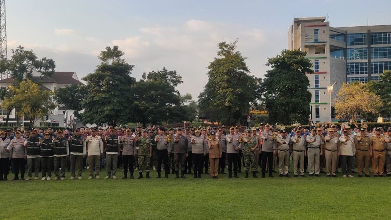 Sebanyak 1.353 personel gabungan dikerahkan dalam Operasi Ketupat Jakarta Barat untuk mengamankan 218 titik vital, memastikan kelancaran arus mudik dan aktivitas masyarakat.