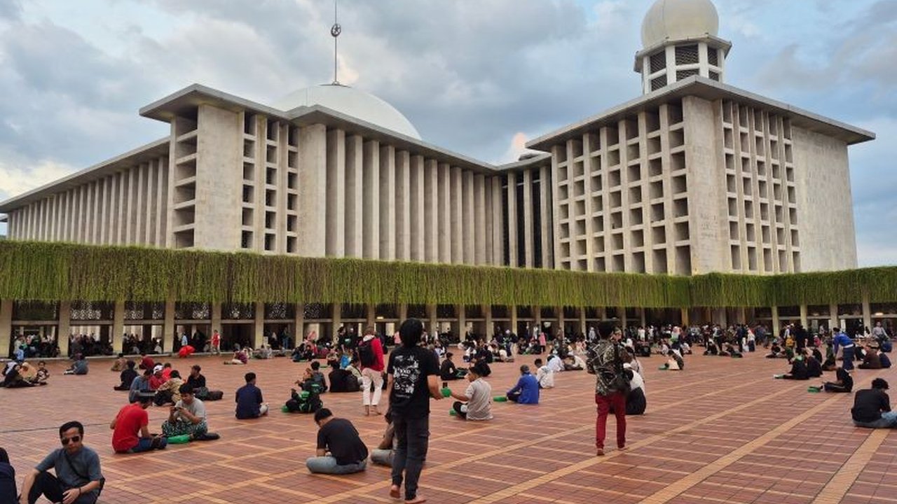 Meski Ramadhan 1447 H akan segera berakhir, antusiasme masyarakat untuk mengikuti kegiatan buka puasa bersama di Masjid Istiqlal tetap tinggi, menarik ribuan jamaah dari berbagai daerah.
