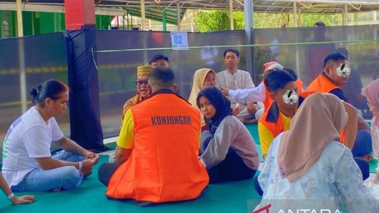 Lapas Narkotika Kelas IIA Samarinda memberlakukan aturan ketat pada kunjungan Lebaran Idul Fitri 1447 H, membatasi barang bawaan dan waktu bertemu demi menjaga keamanan serta ketertiban. Apa saja yang dilarang?