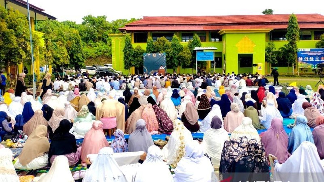 Ratusan jamaah Muhammadiyah di Manokwari melaksanakan Shalat Idul Fitri Muhammadiyah Manokwari secara terpusat di UMPB pada Jumat pagi, menandai kemenangan spiritual setelah sebulan berpuasa sesuai penetapan hisab nasional.