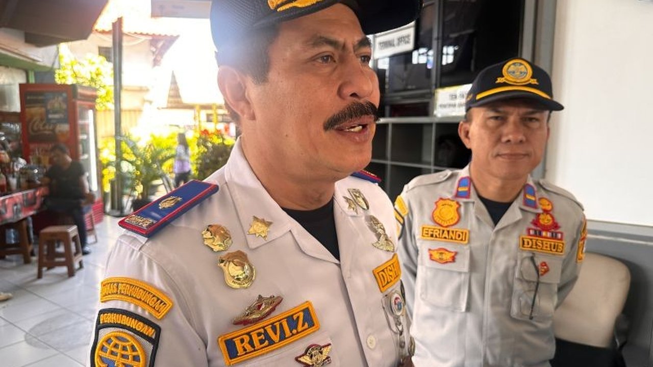 Terminal Kampung Rambutan memprediksi puncak arus balik Lebaran 2026 akan terjadi dalam dua gelombang utama, mengantisipasi lonjakan penumpang dengan berbagai fasilitas dan posko pelayanan untuk kelancaran Arus Balik Terminal Kampung Rambutan.