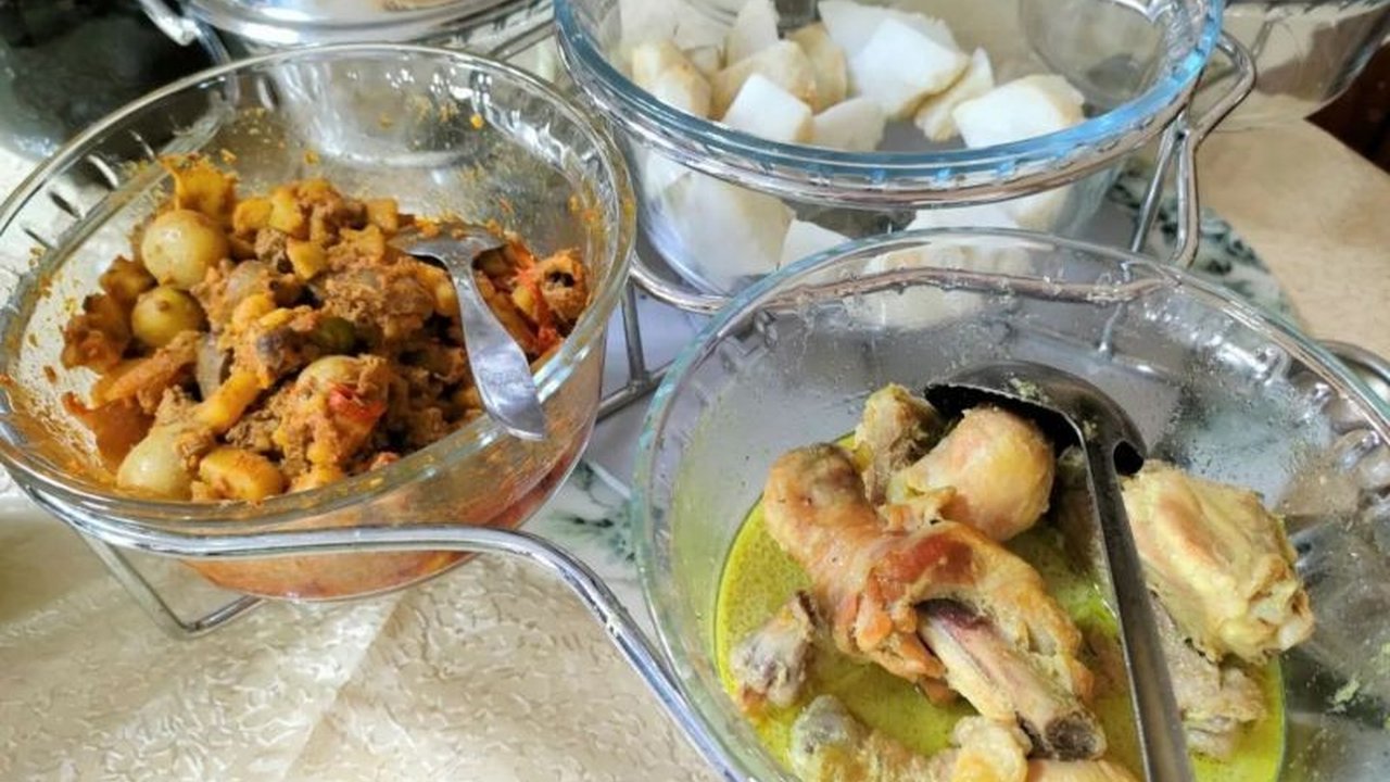 Momen Lebaran identik dengan hidangan lezat, namun pasien asam urat perlu waspada. Kenali **risiko asam urat Lebaran** dan dampaknya pada kesehatan metabolik Anda.