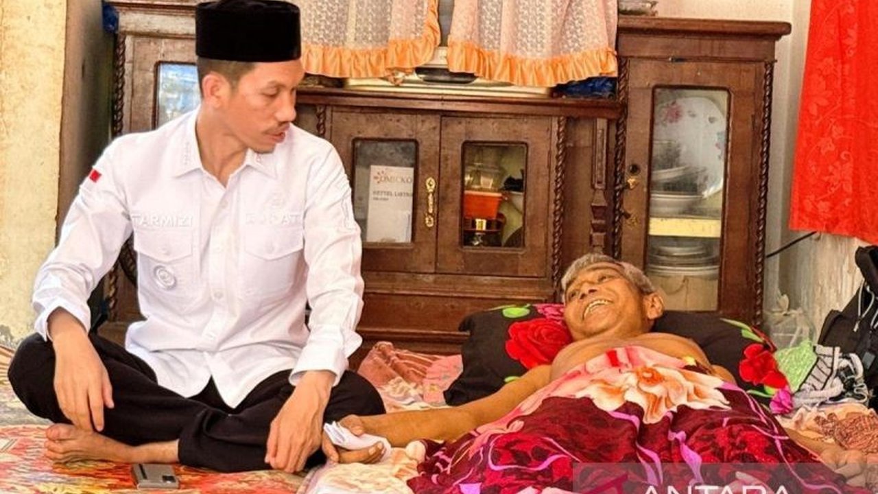 Bupati Aceh Barat Tarmizi menyantuni Abu Bakar, mantan kombatan GAM yang sakit parah, wujud perhatian Pemkab Aceh Barat terhadap kesehatan masyarakatnya. Kunjungan ini menegaskan komitmen pemerintah daerah.