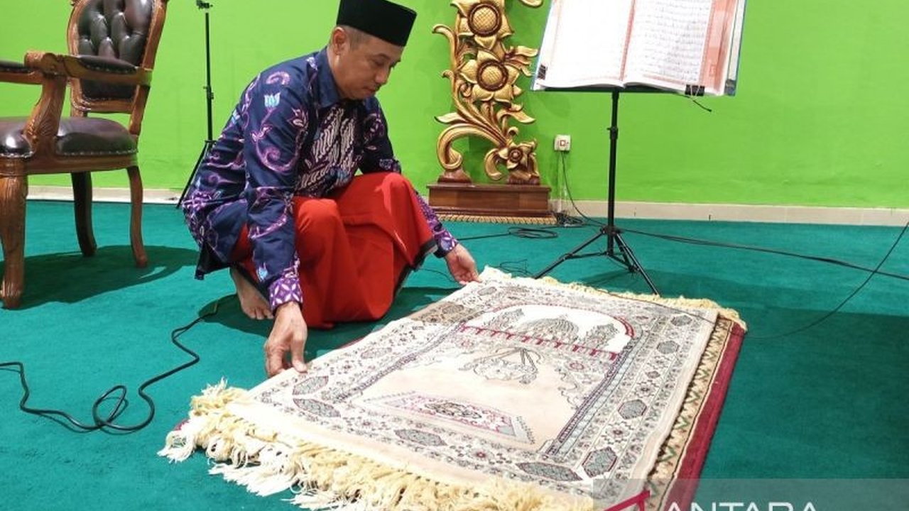 Ahmad Sya'bandi menunjukkan Pengabdian Imam Masjid Pulo Gebang yang luar biasa, rela berlebaran jauh dari anak istri demi memastikan kelancaran ibadah calon pemudik. Kisah ini menyentuh hati dan patut menjadi teladan.