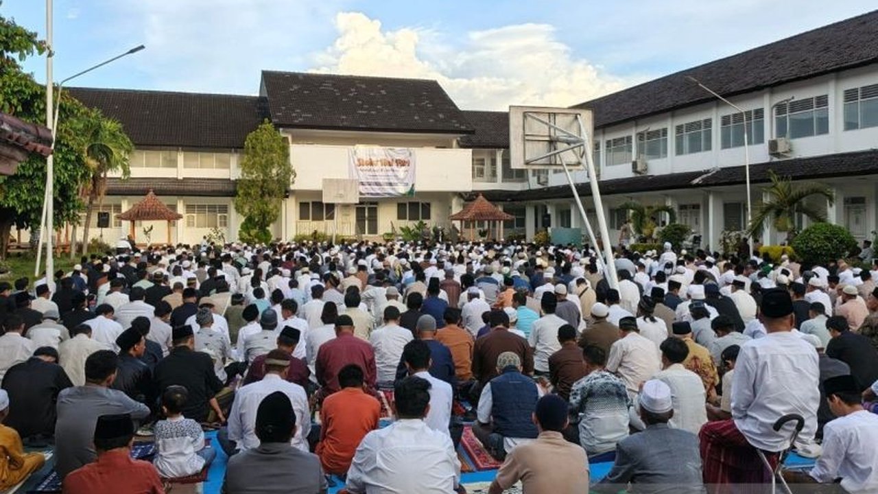 Antusiasme tinggi mewarnai pelaksanaan Shalat Idul Fitri 1447 Hijriah oleh Muhammadiyah Mataram, di mana ratusan warga memadati Lapangan Kedokteran Ummat untuk merayakan hari kemenangan.