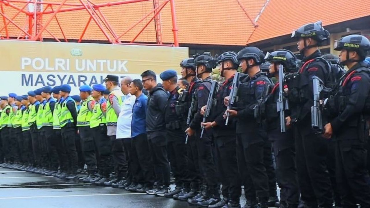 Polda Bali mengerahkan ratusan personel untuk pengamanan malam takbiran Idul Fitri 1447 H di lima masjid utama Denpasar, memastikan ibadah berjalan aman dan kondusif di tengah perayaan Nyepi.