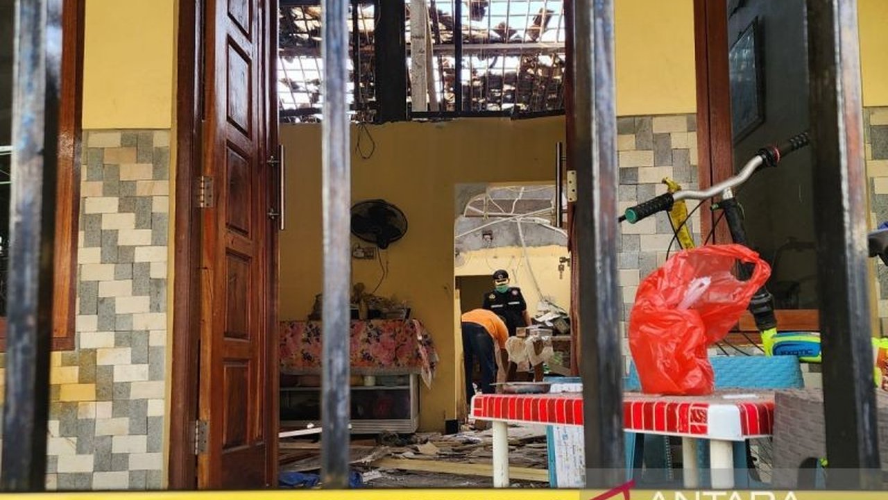 Laboratorium Forensik (Labfor) Polda Jawa Tengah melakukan olah TKP ledakan rumah di Semarang yang menewaskan seorang anak, diduga akibat bahan pembuat petasan, memicu pertanyaan tentang bahaya bahan peledak rumahan.
