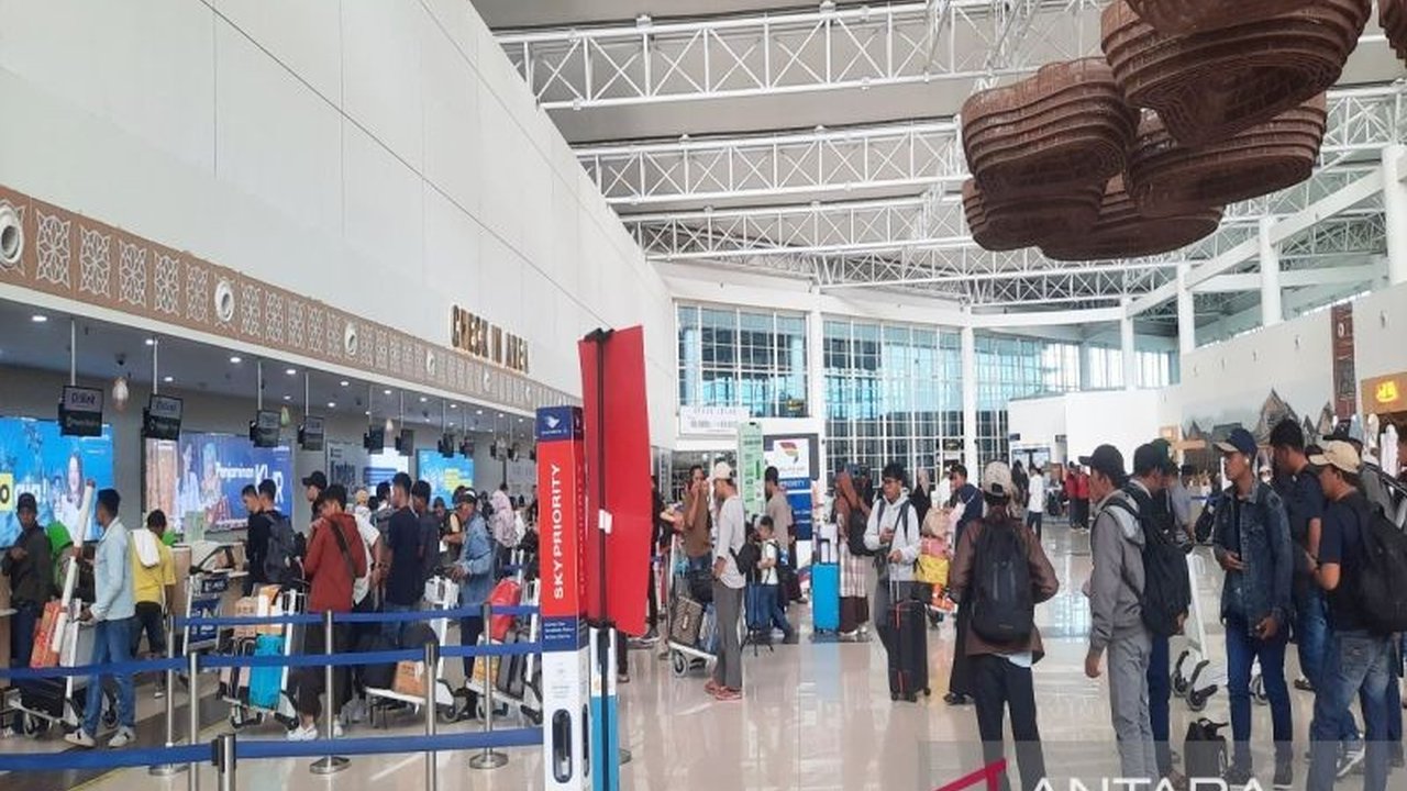 Bandara Internasional Syamsudin Noor mencatat lonjakan signifikan dalam arus mudik Lebaran, melayani 78.624 penumpang hingga H-1 Lebaran. Simak detail lengkap aktivitas Arus Mudik Bandara Syamsudin Noor.