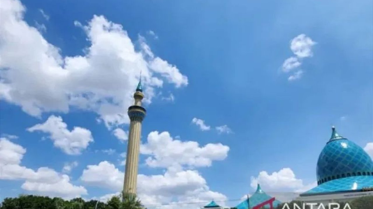 Cuaca Aceh Idul Fitri 1447 H diprediksi cerah berawan oleh BMKG, memberikan suasana kondusif. Namun, masyarakat diimbau waspada potensi karhutla akibat titik panas yang terdeteksi.